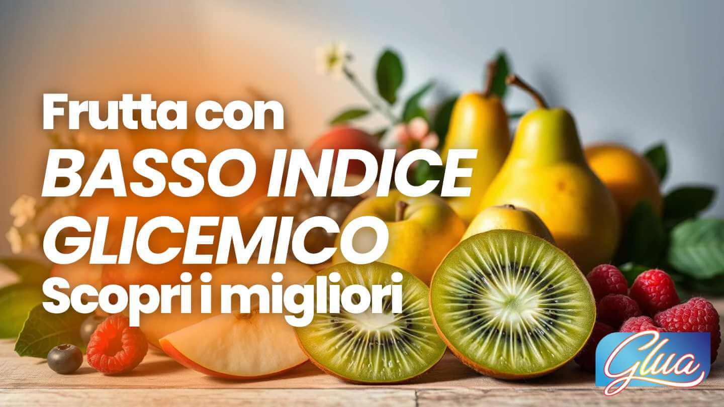 Frutta fresca a basso indice glicemico, composta da lamponi, mirtilli, more e agrumi su un tavolo di legno.