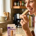 Kewafer ai biscotti e crema: donna gusta un wafer in cucina, snack ideale per dieta chetogenica.