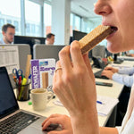 Kewafer ai biscotti e crema: snack croccante e cremoso per dieta chetogenica in ufficio.