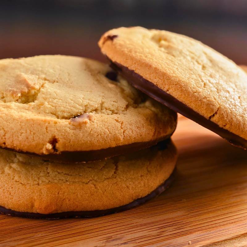 Biscottoni keto al cioccolato e arancia, snack sano e nutriente per dieta chetogenica.