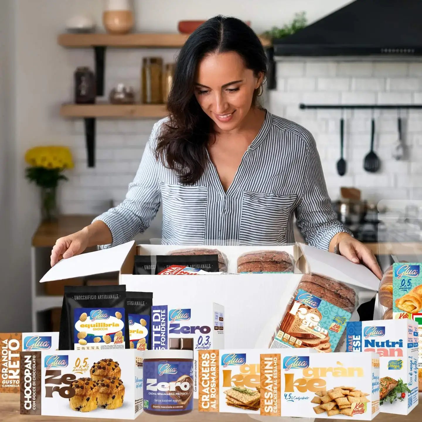 Donna esplora una box di alimenti keto e dietetici, tra cui snack proteici e biscotti leggeri.