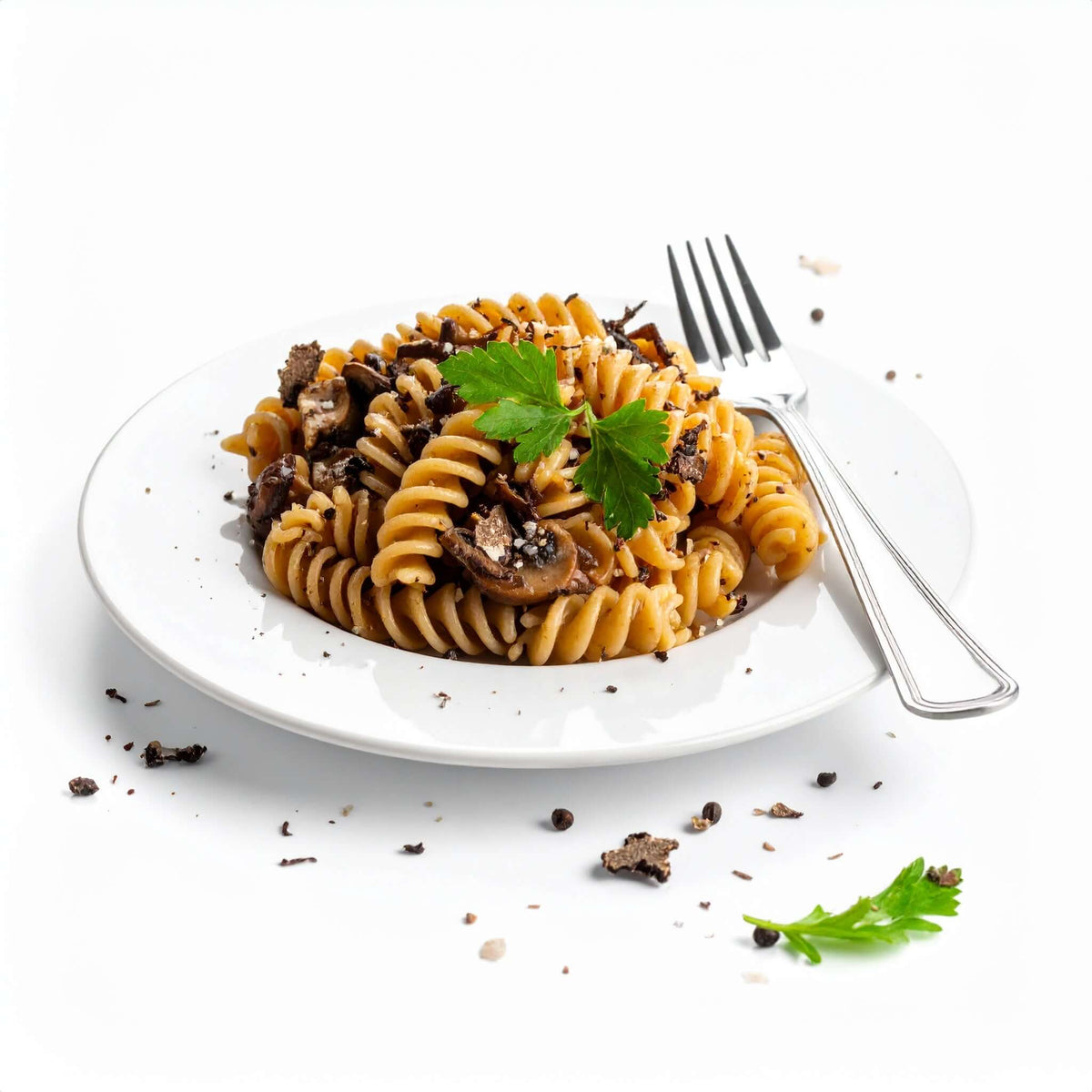 Fusilli keChef ai funghi e tartufo Pronti serviti con forchetta su piatto, piatto ideale per dieta chetogenica.