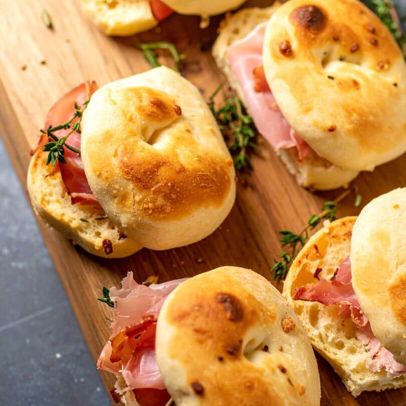 Focaccia proteica con prosciutto e pomodoro, ideale per dieta chetogenica e alimenti proteici.