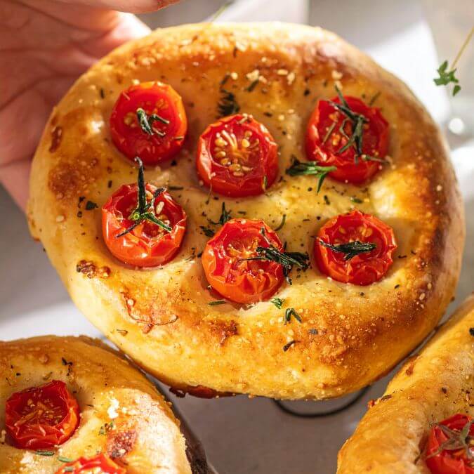 Focaccia Kegràn Pugliese al pomodoro con pomodorini e origano, perfetta per dieta chetogenica.
