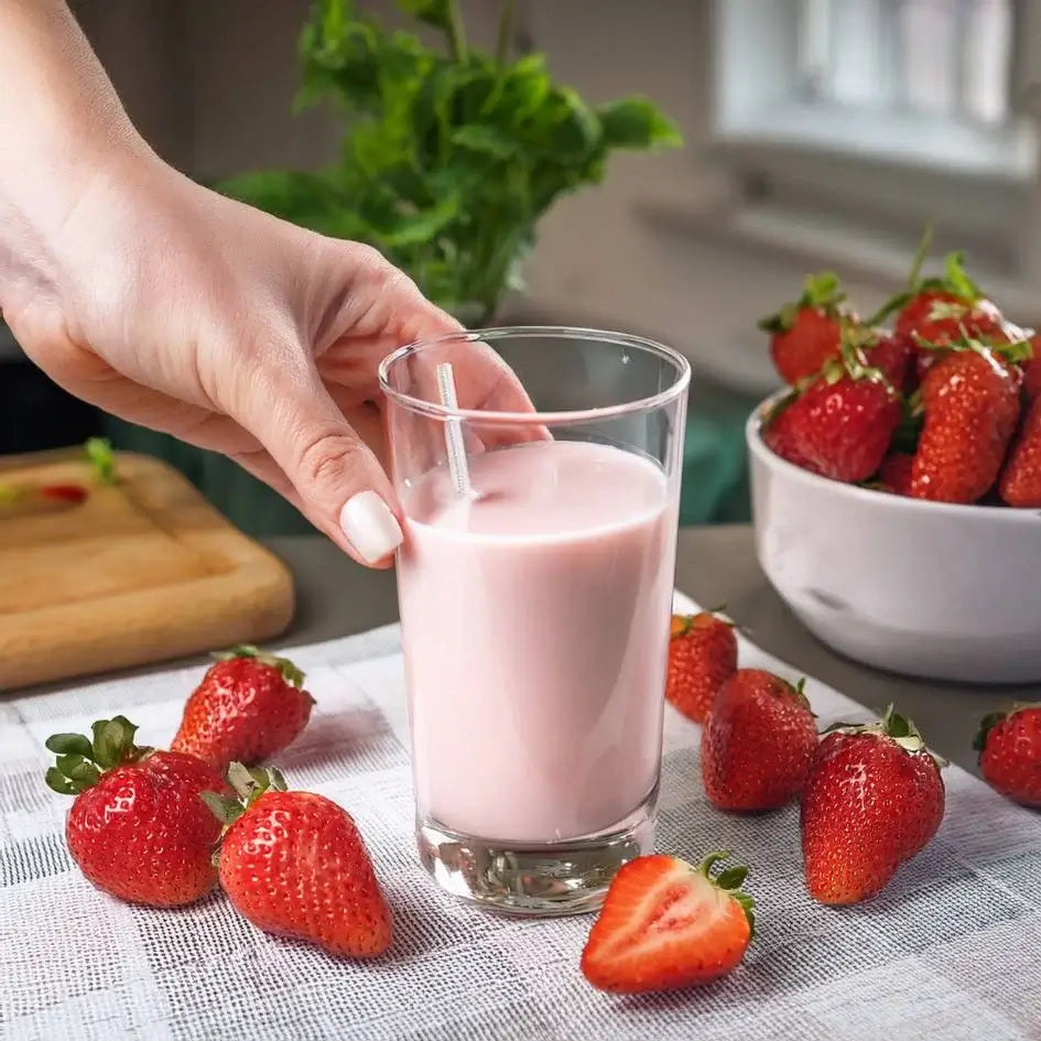 Ghiaccio di DeliPRO Zero alla Fragola, bevanda keto con zero zuccheri e 15g di proteine, circondata da fragole fresche.