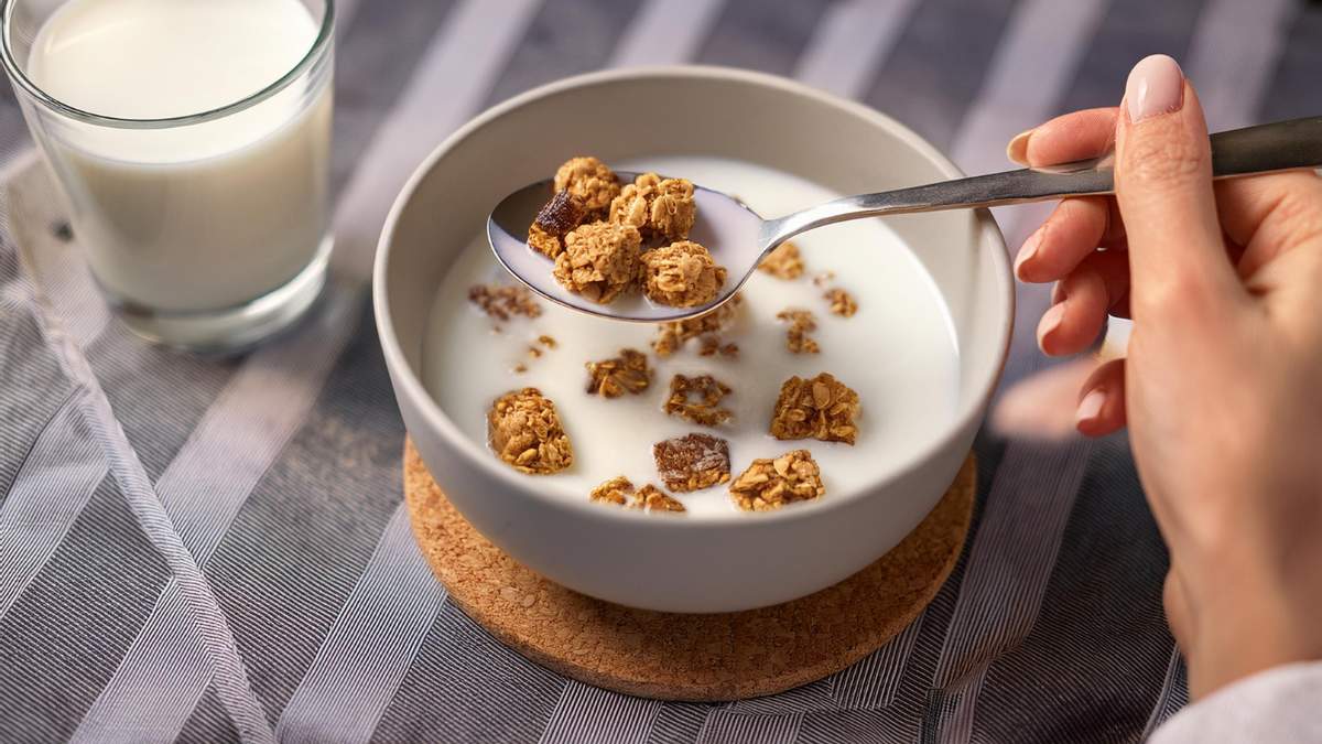 Colazione proteica con la granola keto