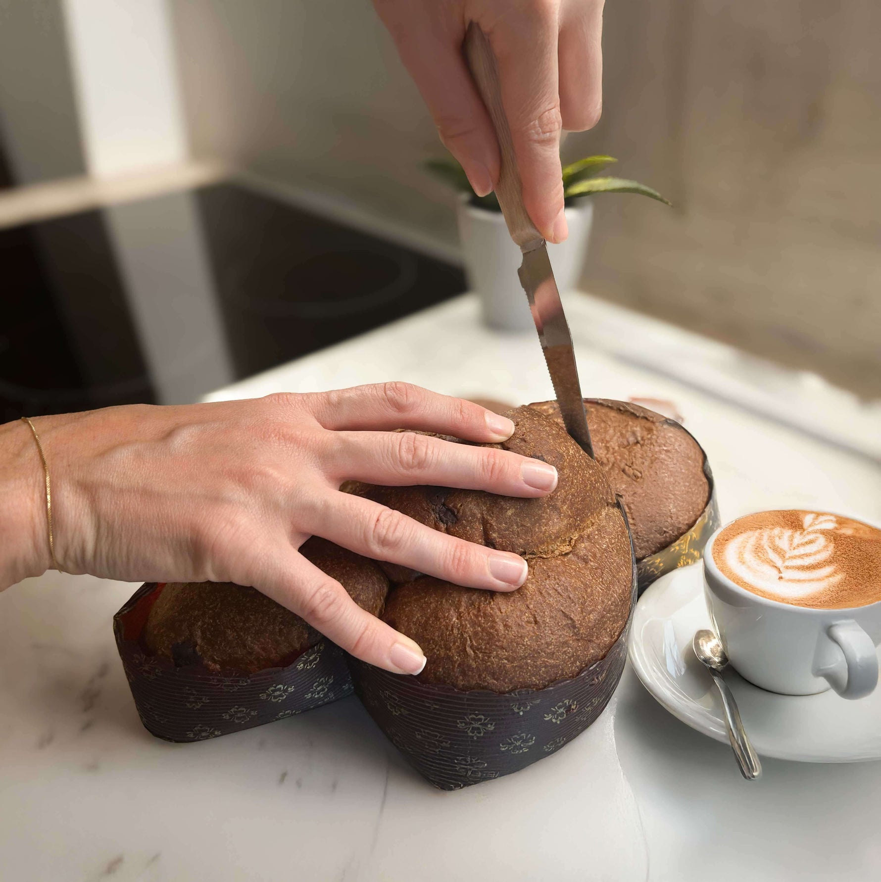 Nuvolona Choc Zero, dolce proteico da tagliare con cioccolato, adatto per dieta chetogenica e alimenti proteici.