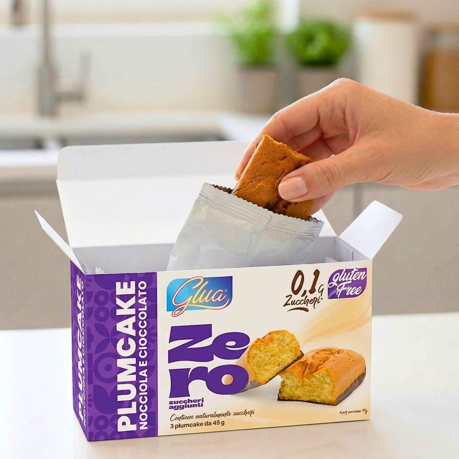 Plumcake con base di cioccolato gusto nocciola keto, ideale per dieta chetogenica e senza zucchero.