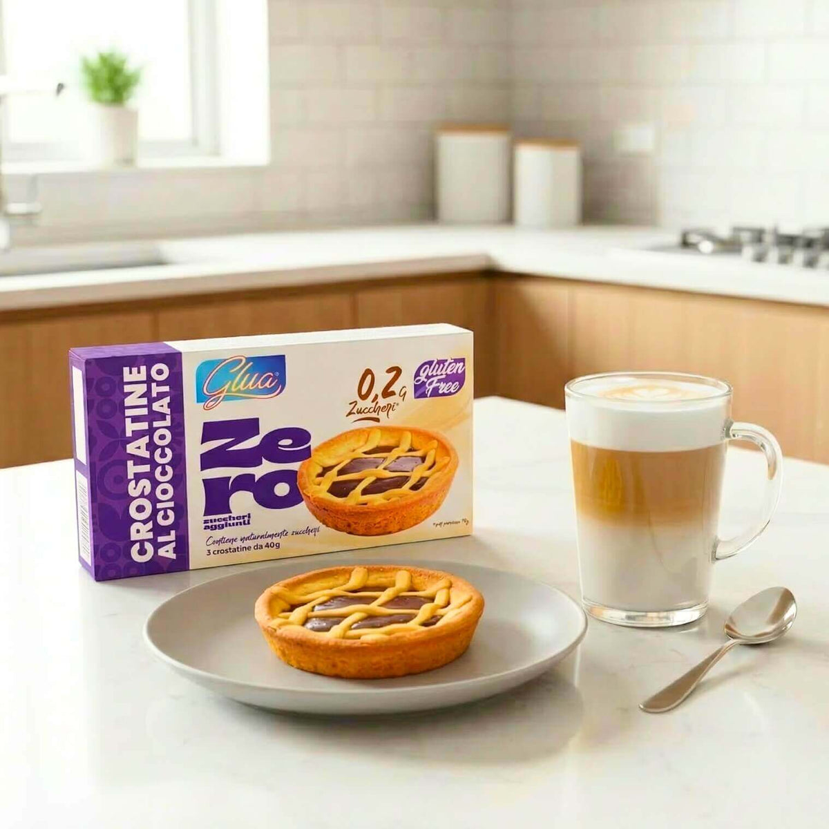 Crostatine con crema al cioccolato su un piatto con una bevanda calda, ideale per dieta chetogenica.