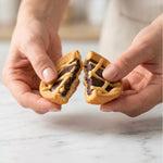 Crostatine con crema al cioccolato spezzate, con sfoglia croccante e ripieno al cioccolato. Ideali per dieta chetogenica.