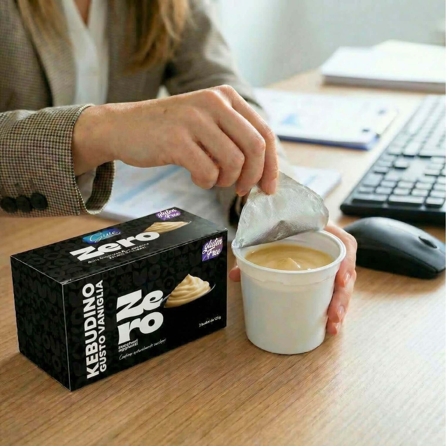 Kebudino proteico alla Vaniglia in una confezione mentre viene servito in un ufficio.