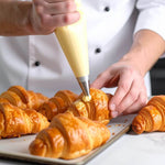 15 Cornetti proteici ripieni di crema pasticcera appena farciti con crema pasticcera, dolci keto e proteici.