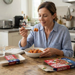 Una donna gusta Gnocchi Keto al Pomodoro e Basilico keChef in cucina, piatto pronto e sano.