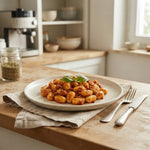 Gnocchi Keto alla Bolognese serviti in un piatto con basilico fresco, piatto pronto e alimenti keto.