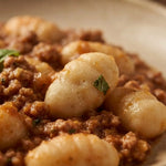 Gnocchi Keto alla Bolognese serviti con ragù di carne e pomodoro, piatti pronti e alimenti keto.