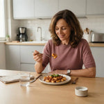 Donna che gusta Gnocchi Keto alla Bolognese in un piatto, piatti pronti e alimenti keto nella cucina moderna.