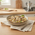 Gnocchi Keto alla Crema ai Funghi keChef serviti in una ciotola con funghi e basilico freschi.