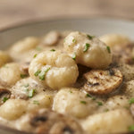 Gnocchi Keto alla Crema ai Funghi keChef in salsa ai funghi con champignon, piatto pronto e alimenti keto.