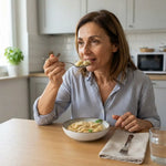 Donna che gusta gli Gnocchi Keto al cacio e pepe keChef in una ciotola, un pranzo veloce e delizioso.