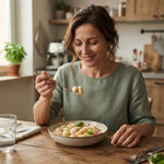 Donna che gusta Gnocchi Keto con Panna e Prosciutto keChef in un piatto, ideale per alimenti keto e piatti pronti.