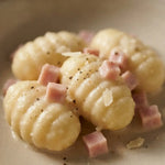 Gnocchi Keto con Panna e Prosciutto keChef con salsa cremosa, prosciutto e grana padano.